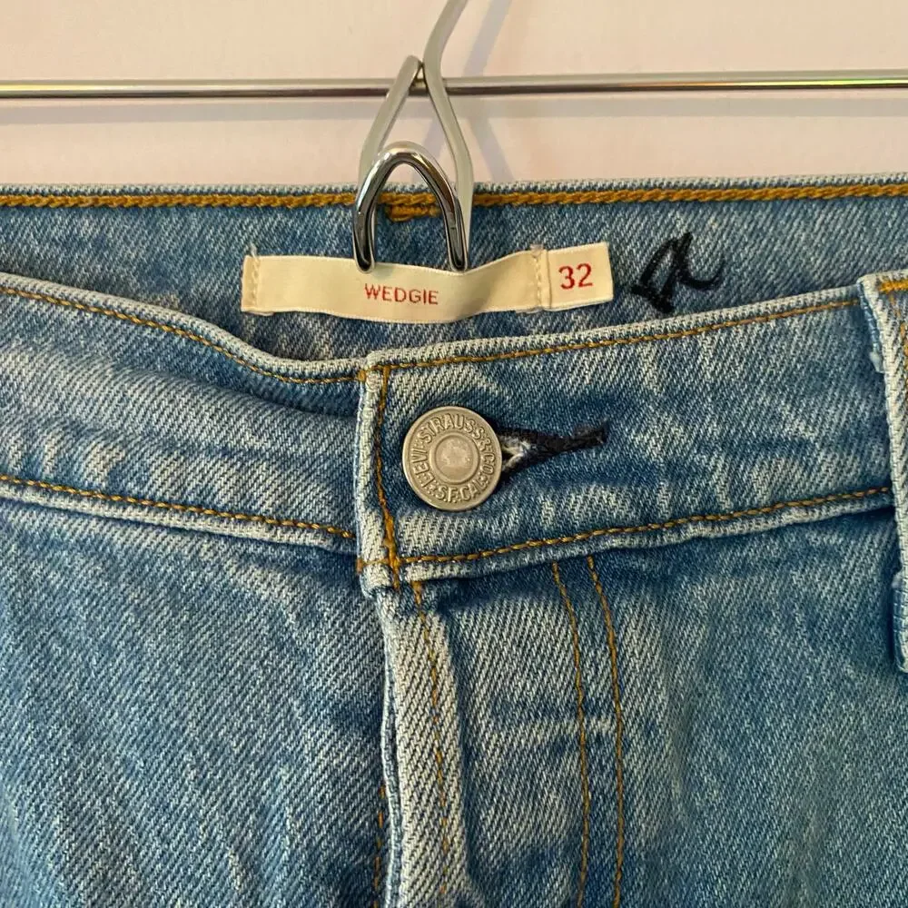 Levi's Premium Wedgie High Rise Straight Leg Jeans Button Fly Medium Wash 32